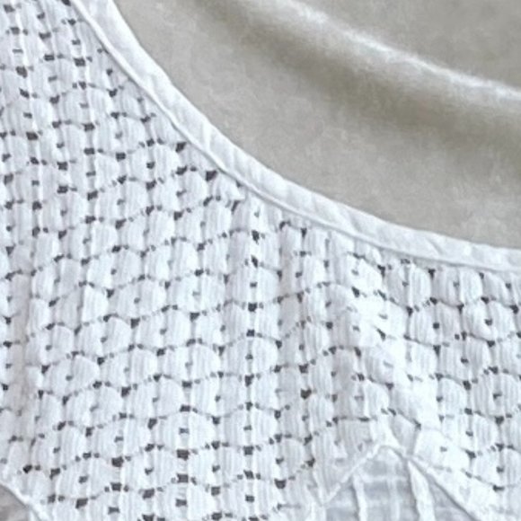 ๐ Avenue Timeless Sleeveless Top with Lace - Picture 8 of 11